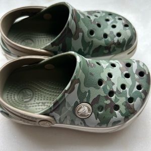 Toddler Boys CROCS Camo pattern, size 8/9